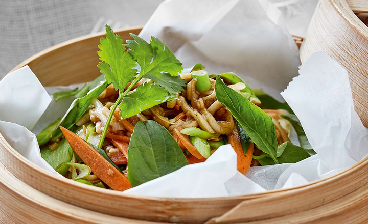 Stir-fried vegetable noodles with black garlic